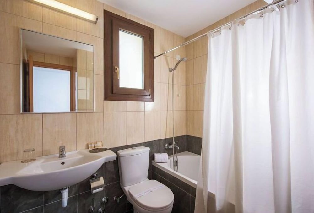 Hersonissos Village Hotel & Bungalows - All inclusive — Hotel rooms in Hersonissos