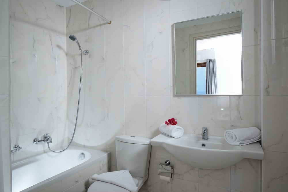 Hersonissos Village Hotel & Bungalows - All inclusive — Hotel rooms in Hersonissos