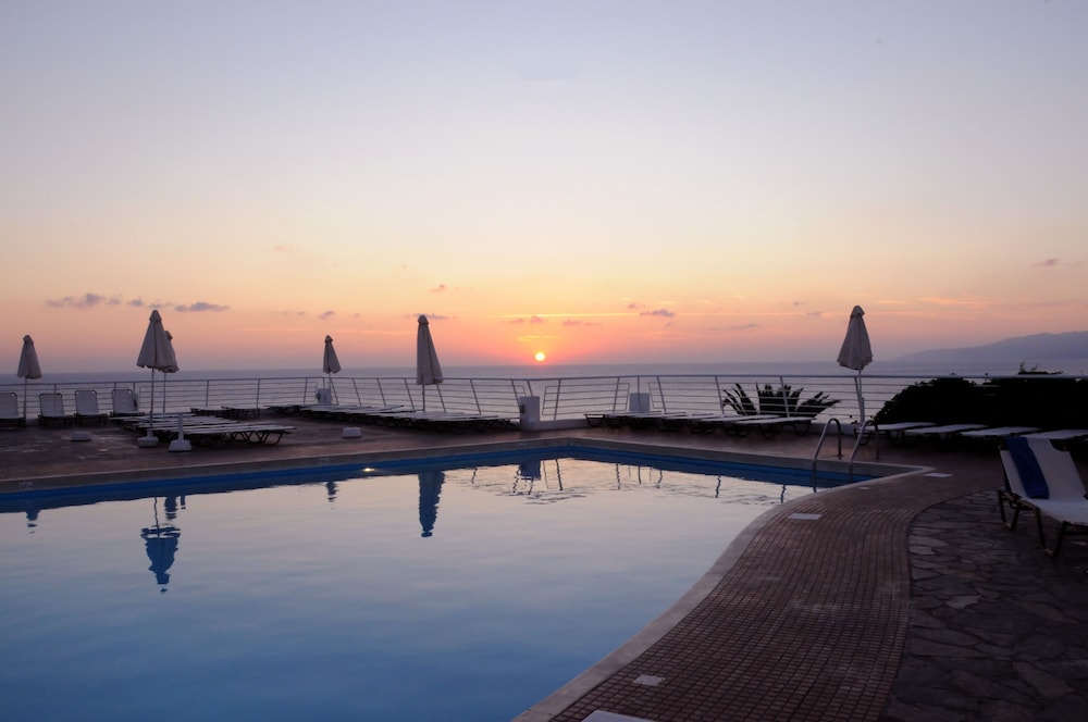 Hersonissos Village Hotel & Bungalows - All inclusive — Swimming pool in Hersonissos