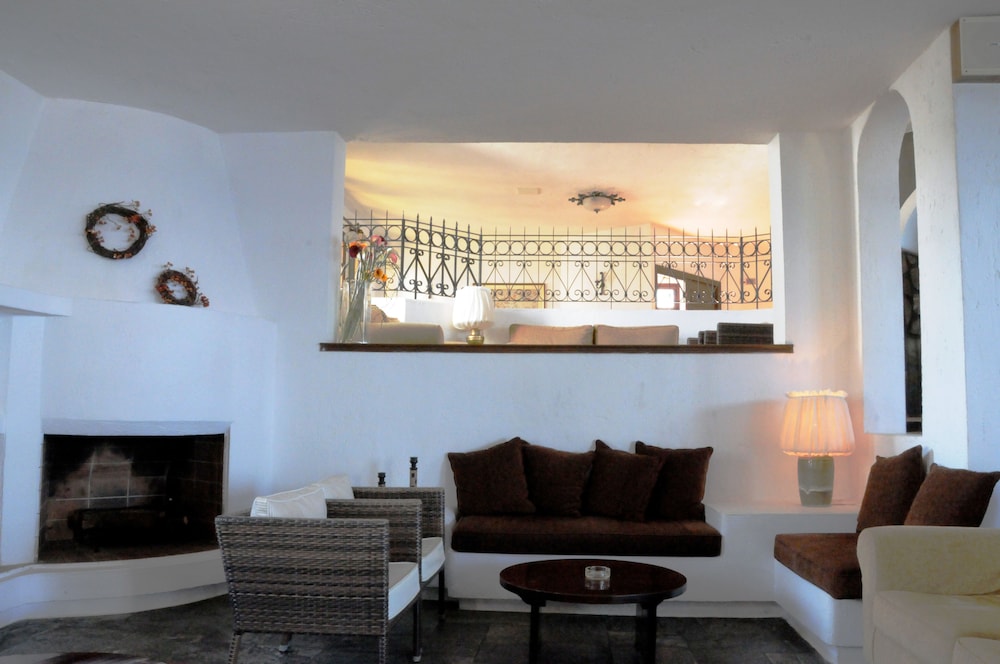 Hersonissos Village Hotel & Bungalows - All inclusive — Hotel building in Hersonissos