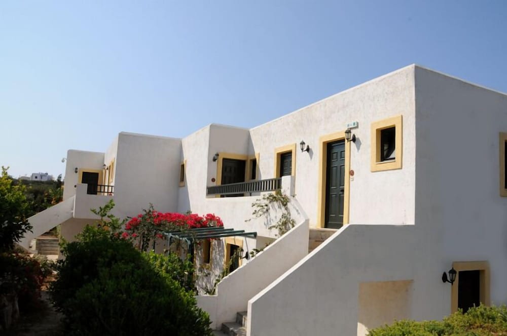 Hersonissos Village Hotel & Bungalows - All inclusive — Hotel building in Hersonissos