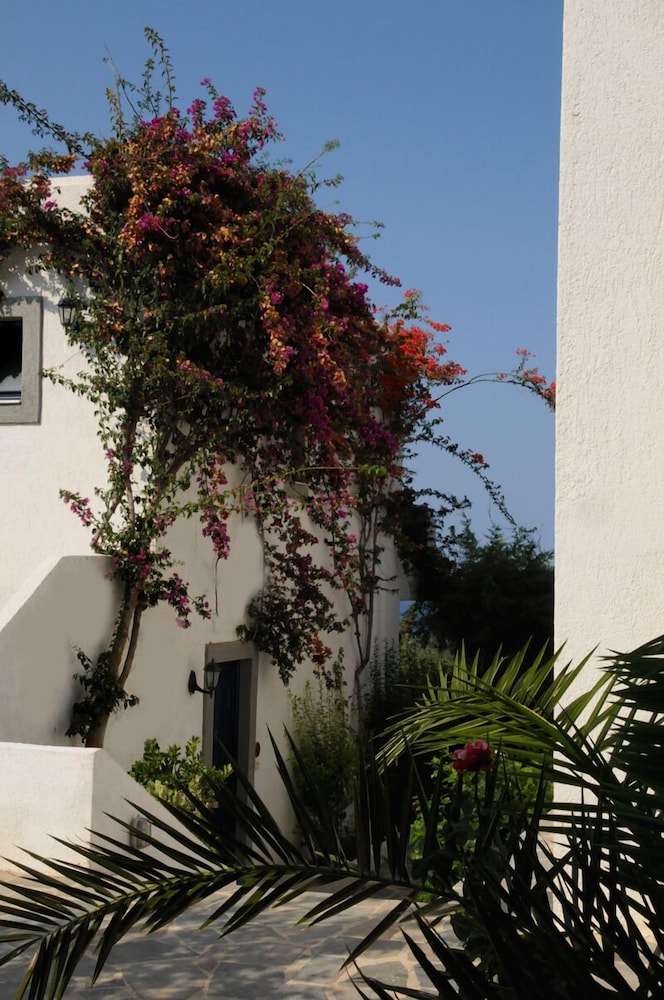 Hersonissos Village Hotel & Bungalows - All inclusive — Hotel building in Hersonissos