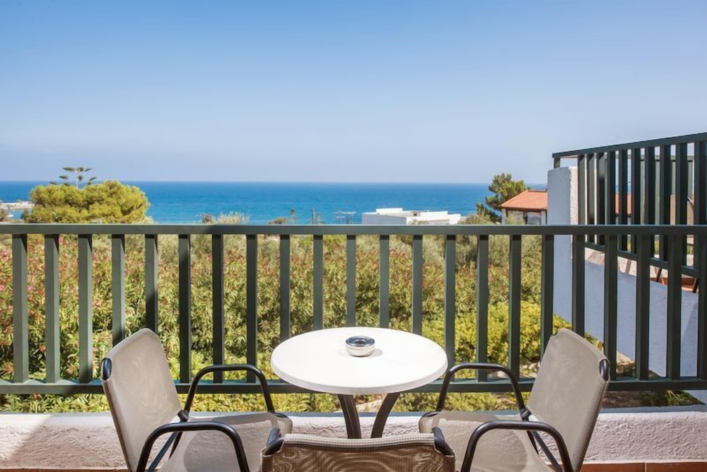Hersonissos Village Hotel & Bungalows - All inclusive — Hotel rooms in Hersonissos