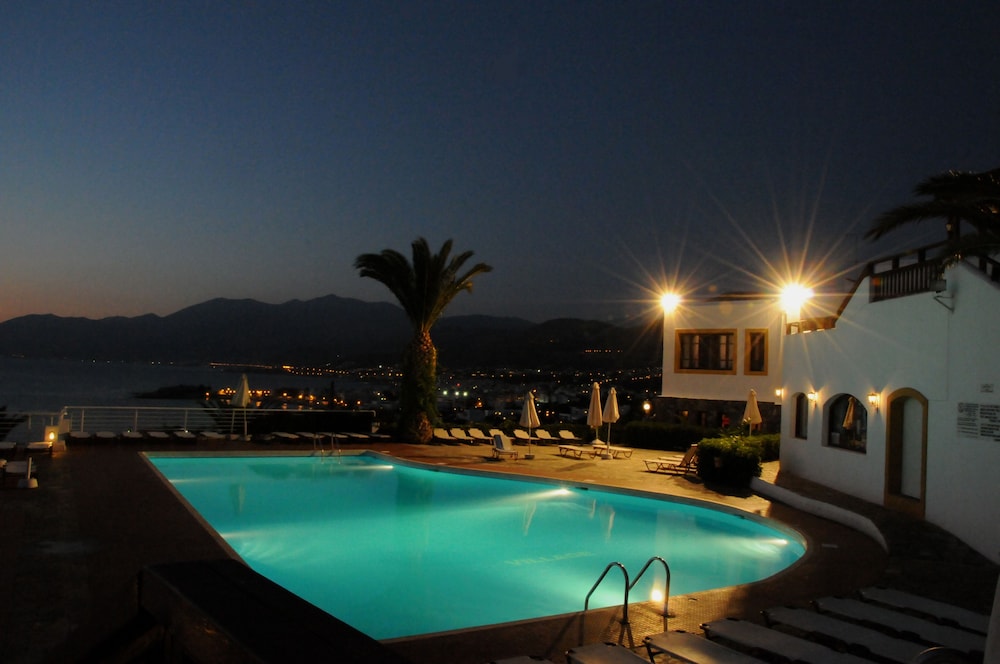 Hersonissos Village Hotel & Bungalows - All inclusive — Swimming pool in Hersonissos