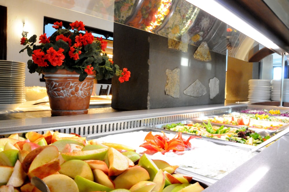 Hersonissos Village Hotel & Bungalows - All inclusive — Restaurant & bars in Hersonissos