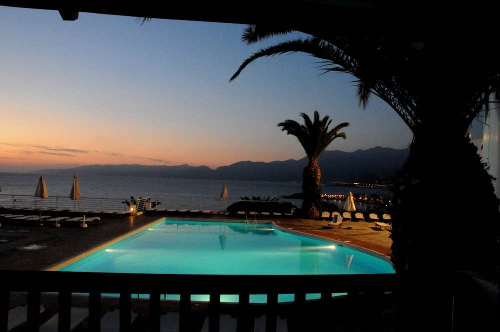 Hersonissos Village Hotel & Bungalows - All inclusive — Swimming pool in Hersonissos
