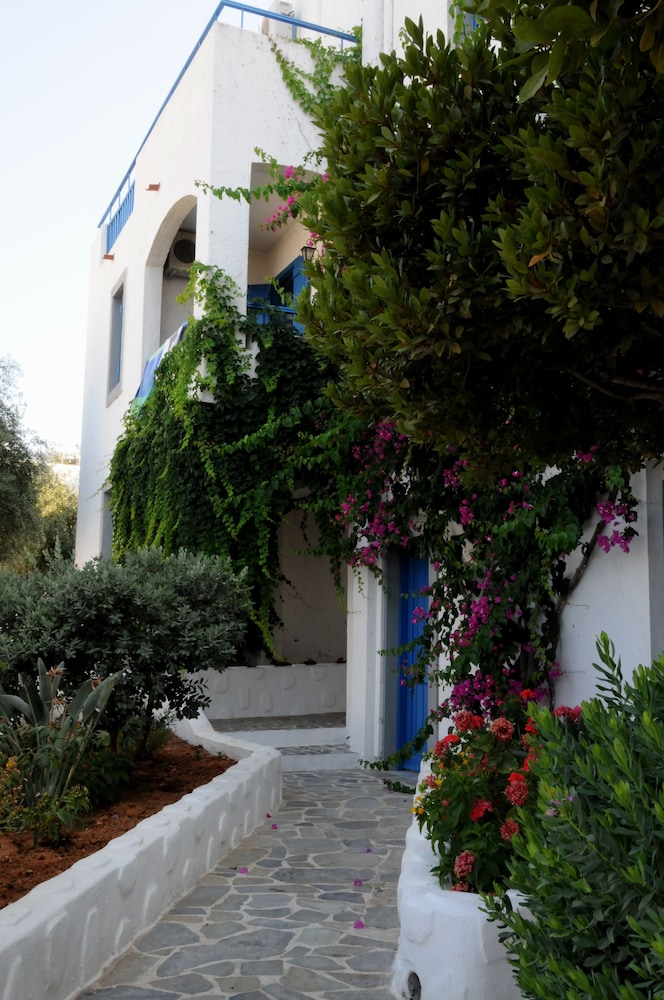 Hersonissos Village Hotel & Bungalows - All inclusive — Hotel building in Hersonissos
