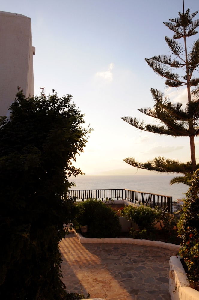 Hersonissos Village Hotel & Bungalows - All inclusive — Hotel building in Hersonissos