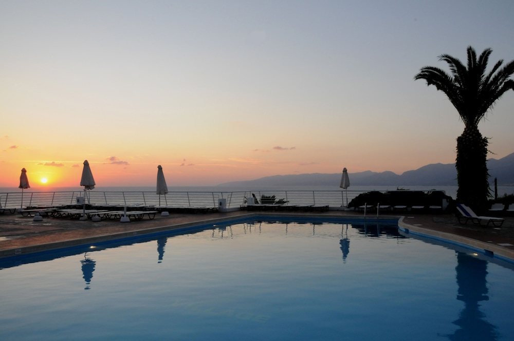 Hersonissos Village Hotel & Bungalows - All inclusive — Swimming pool in Hersonissos