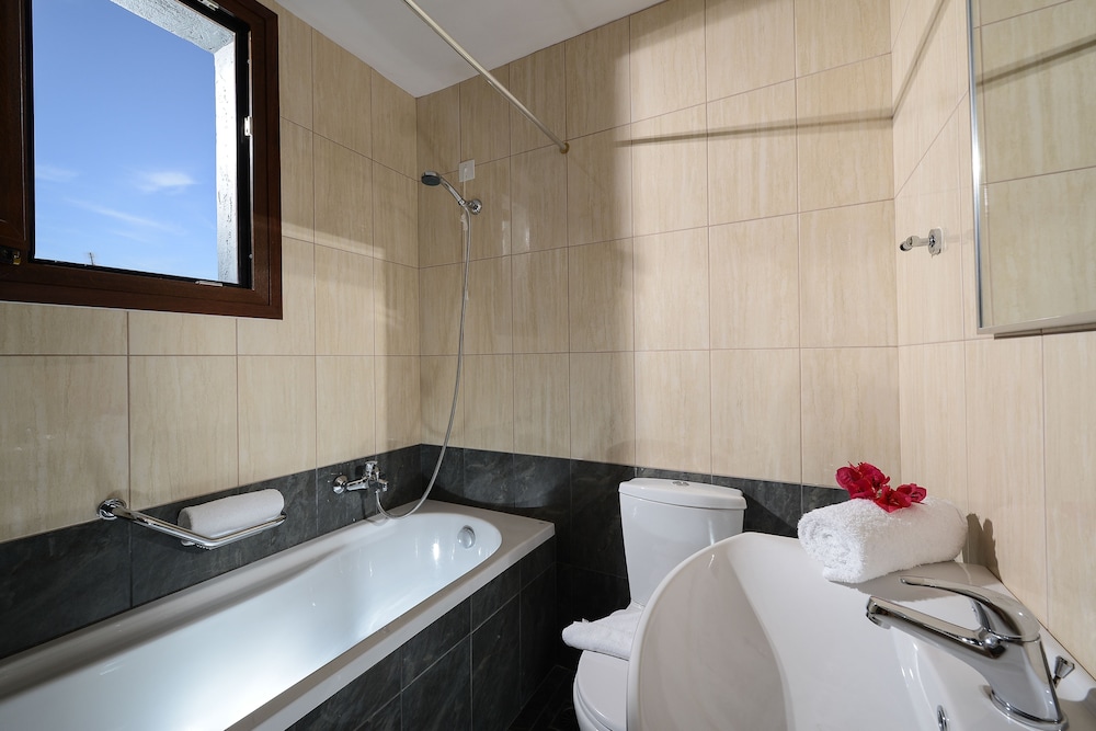 Hersonissos Village Hotel & Bungalows - All inclusive — Hotel rooms in Hersonissos