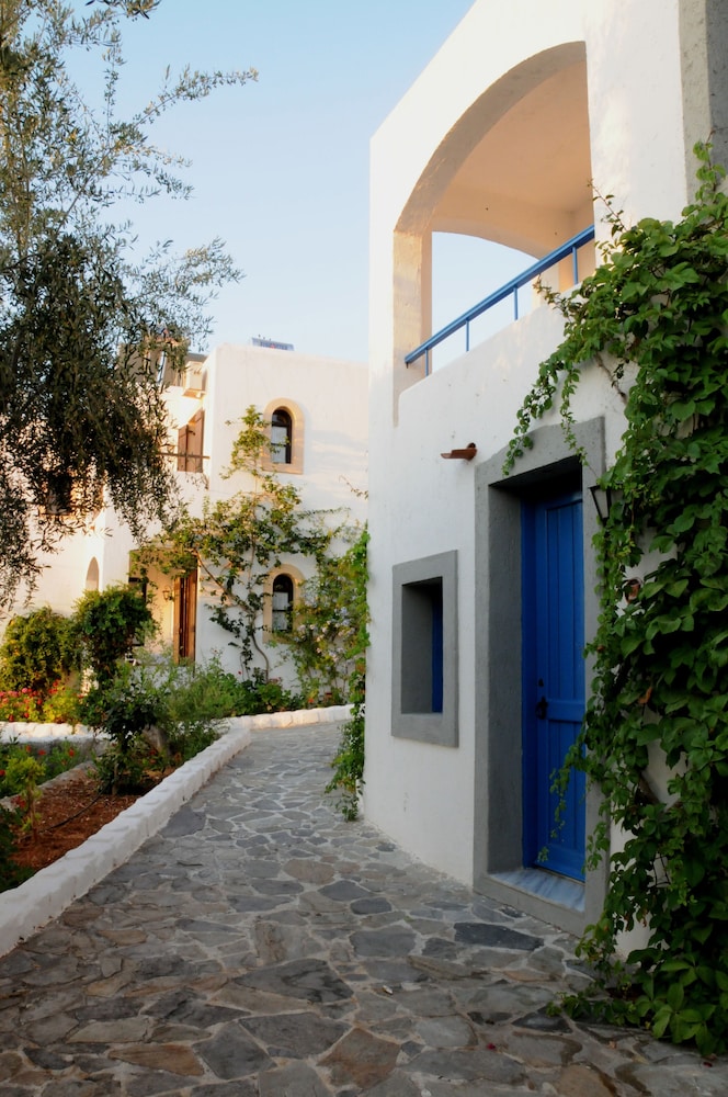 Hersonissos Village Hotel & Bungalows - All inclusive — Hotel building in Hersonissos
