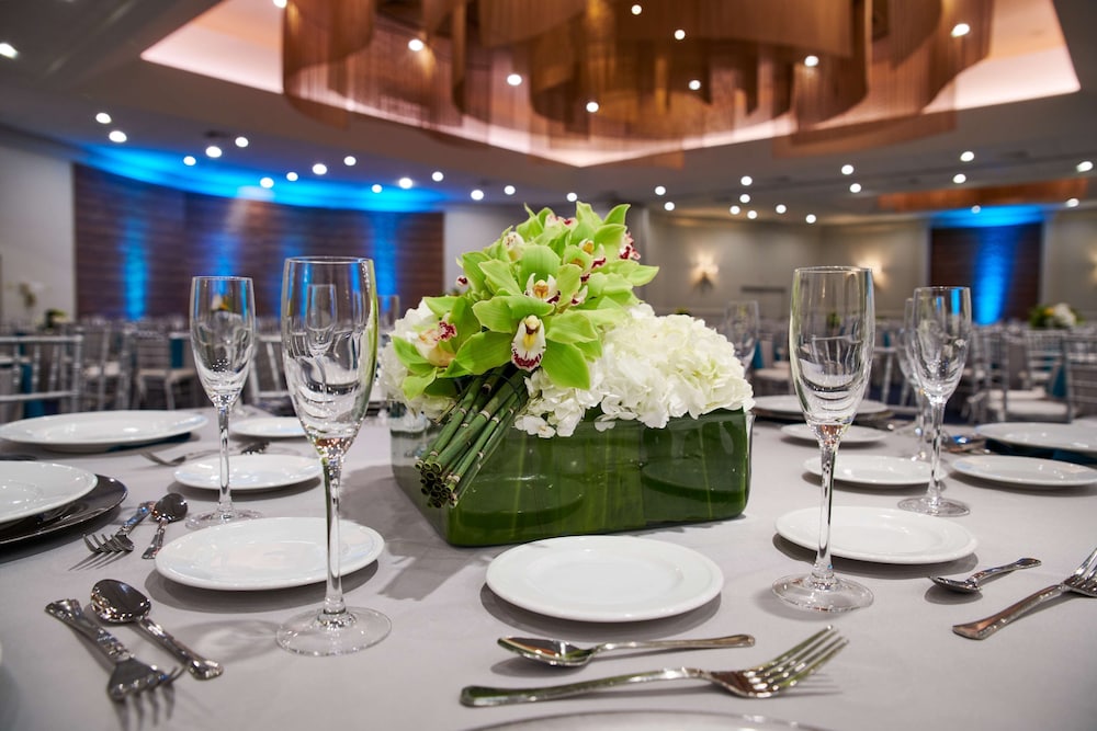 Bahia Mar Ft. Lauderdale Beach- a DoubleTree by Hilton Hotel — Restaurant & bars in Fort Lauderdale, Florida