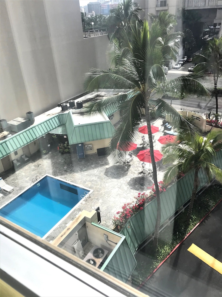 Ramada Plaza by Wyndham Waikiki — Swimming pool in Honolulu, Hawaii