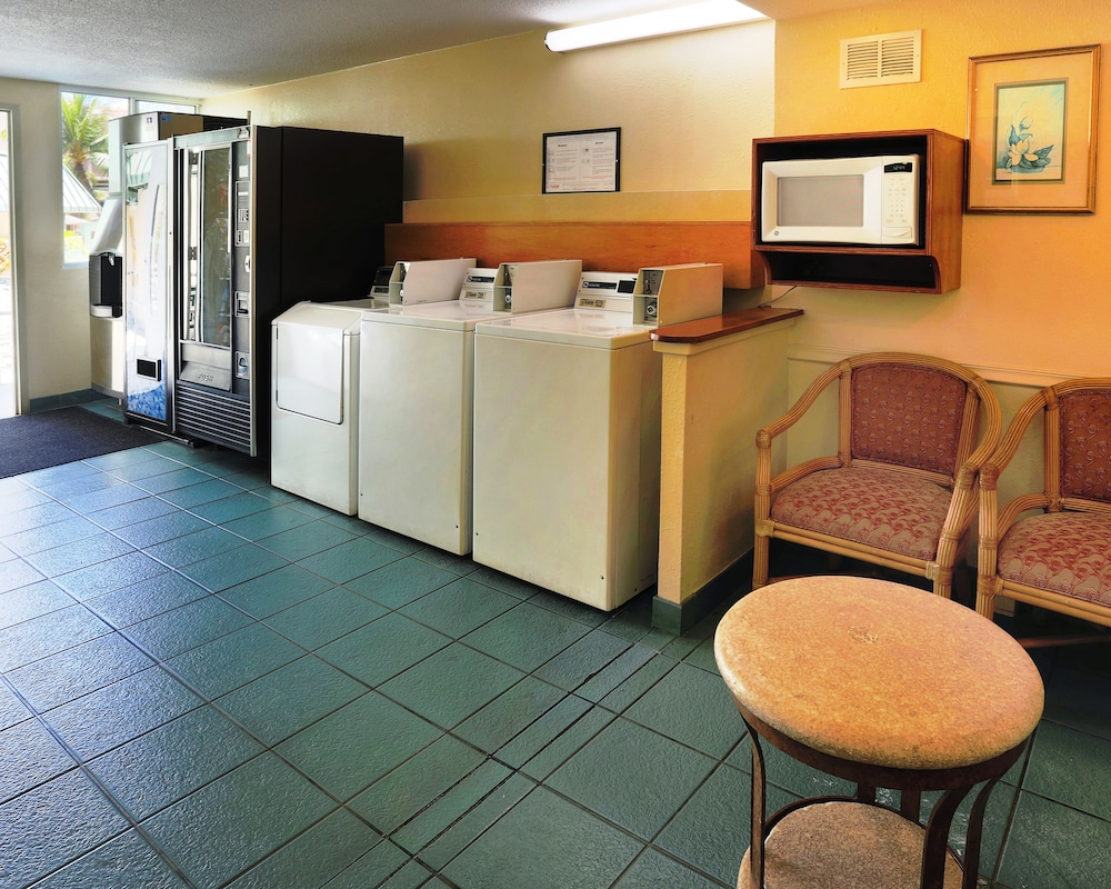 Ramada Plaza by Wyndham Waikiki — Hotel building in Honolulu, Hawaii