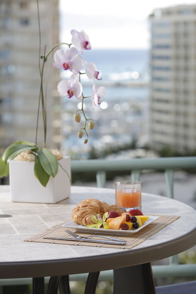 Ramada Plaza by Wyndham Waikiki — Hotel rooms in Honolulu, Hawaii