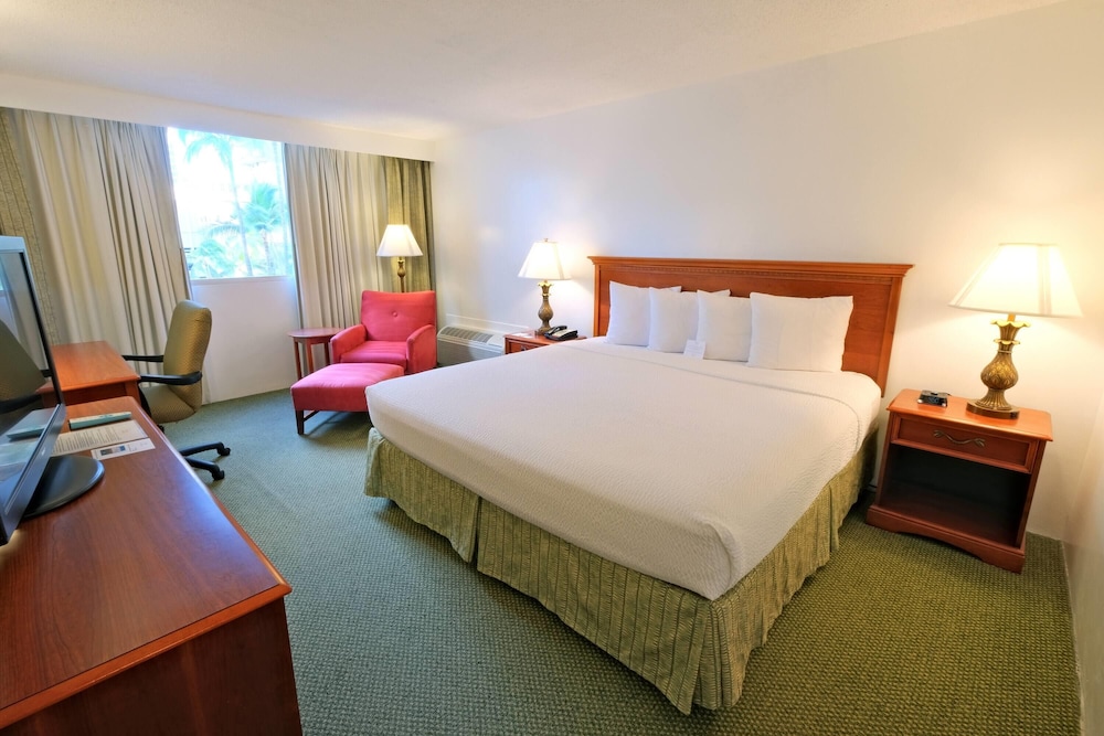 Ramada Plaza by Wyndham Waikiki — Hotel rooms in Honolulu, Hawaii