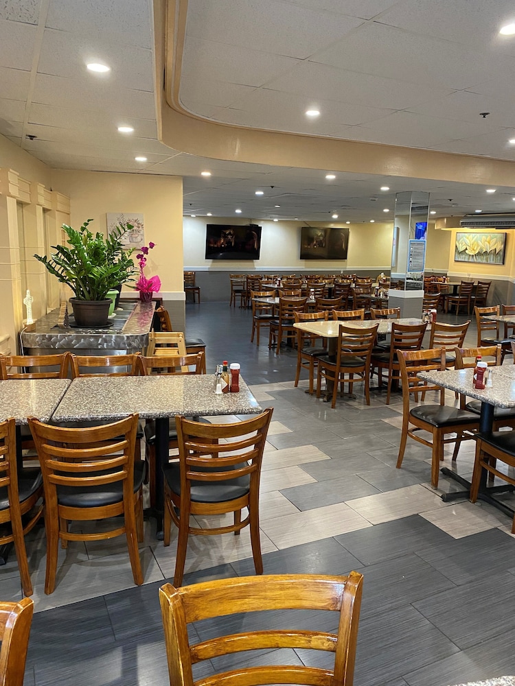Ramada Plaza by Wyndham Waikiki — Restaurant & bars in Honolulu, Hawaii