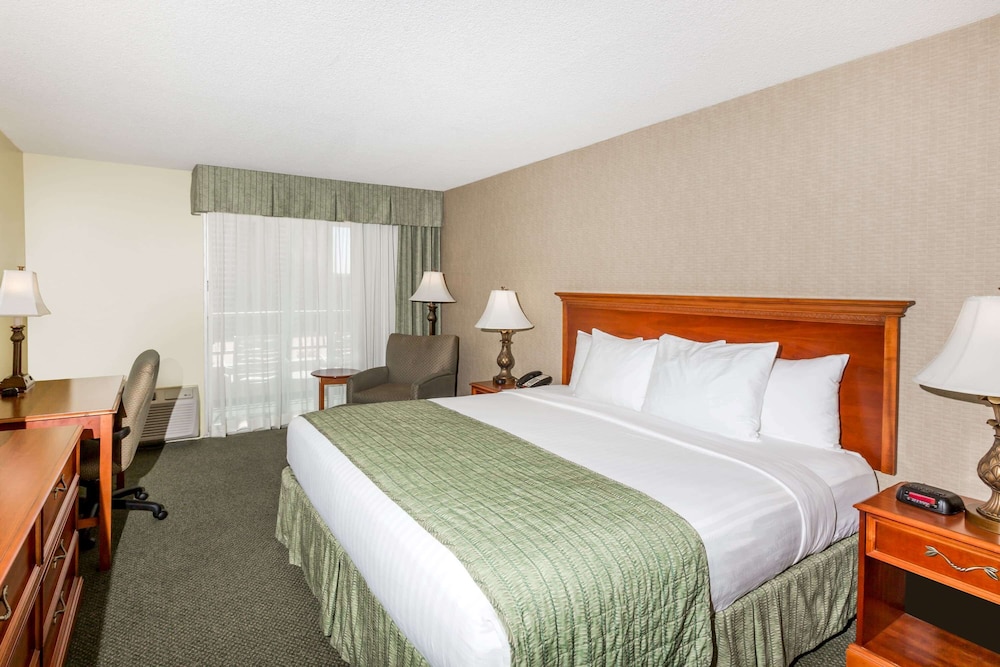 Ramada Plaza by Wyndham Waikiki — Hotel rooms in Honolulu, Hawaii