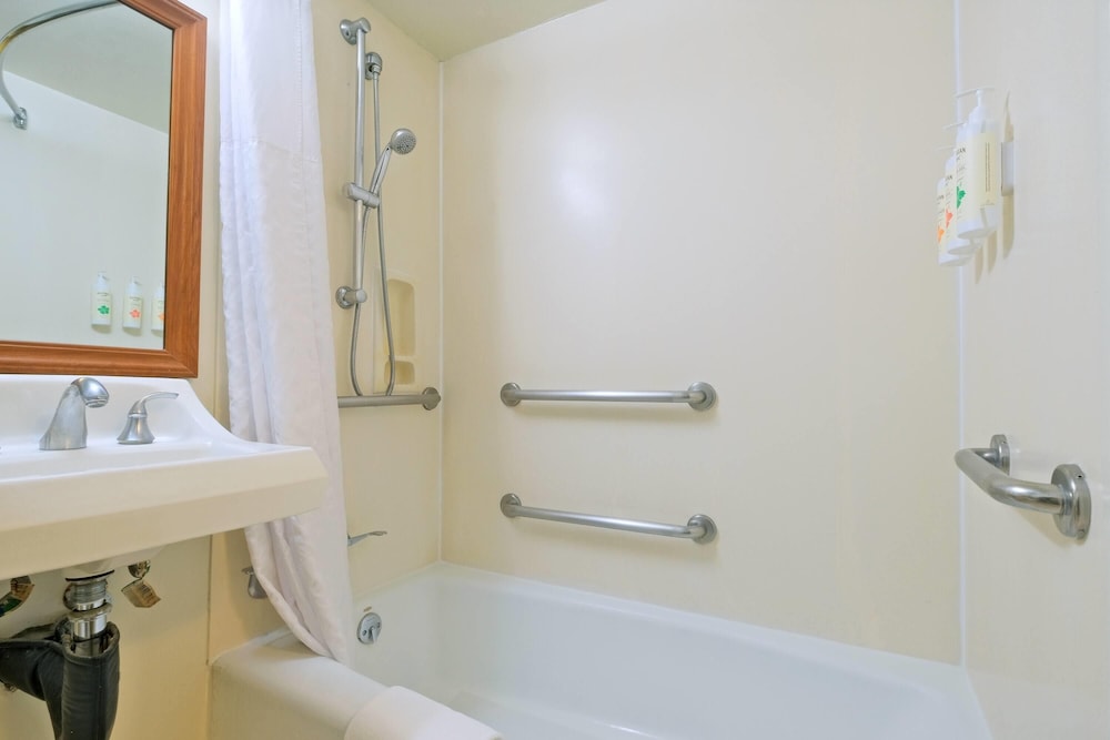 Ramada Plaza by Wyndham Waikiki — Hotel rooms in Honolulu, Hawaii