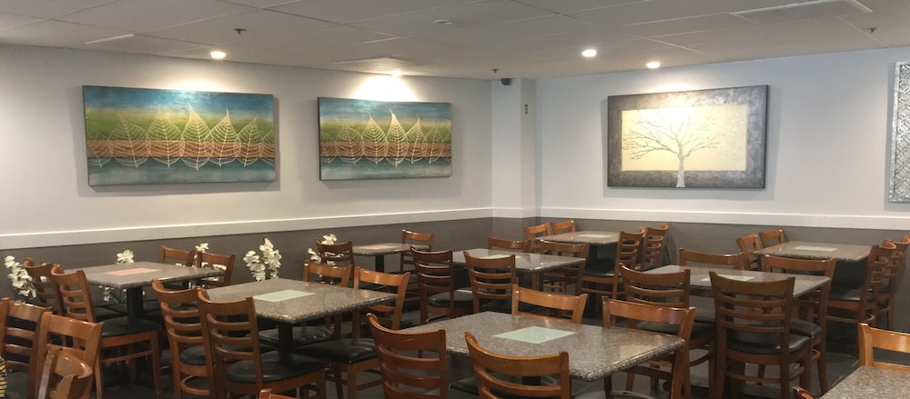 Ramada Plaza by Wyndham Waikiki — Restaurant & bars in Honolulu, Hawaii