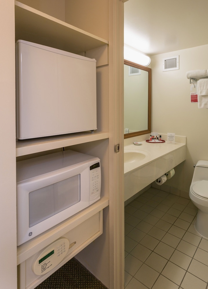 Ramada Plaza by Wyndham Waikiki — Hotel rooms in Honolulu, Hawaii