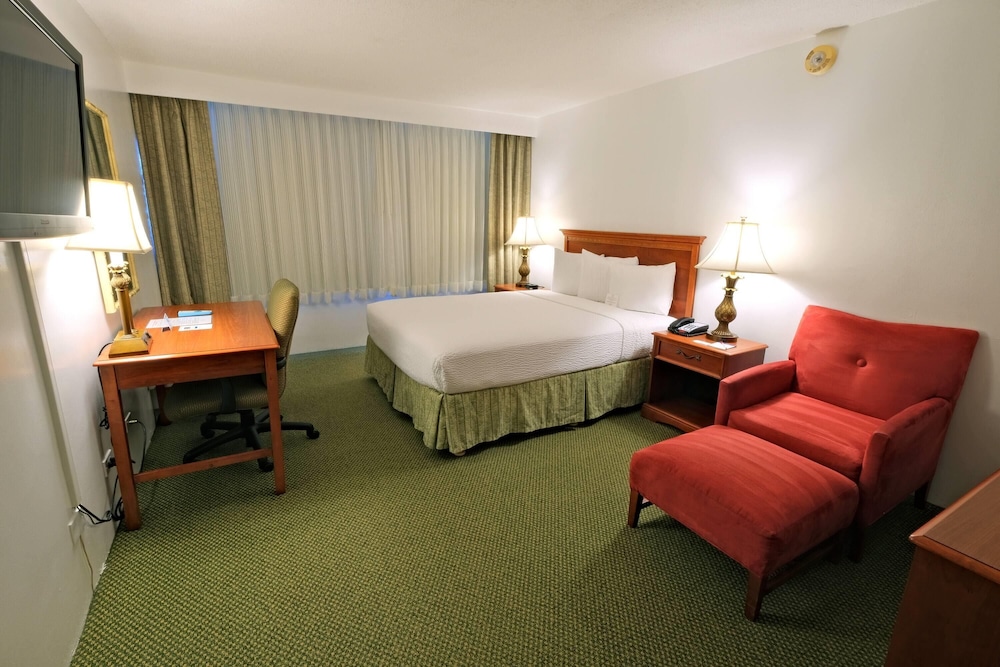 Ramada Plaza by Wyndham Waikiki — Hotel rooms in Honolulu, Hawaii