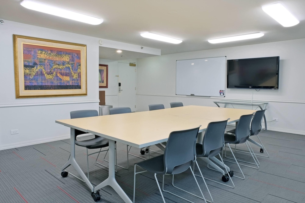 Ramada Plaza by Wyndham Waikiki — Hotel building in Honolulu, Hawaii