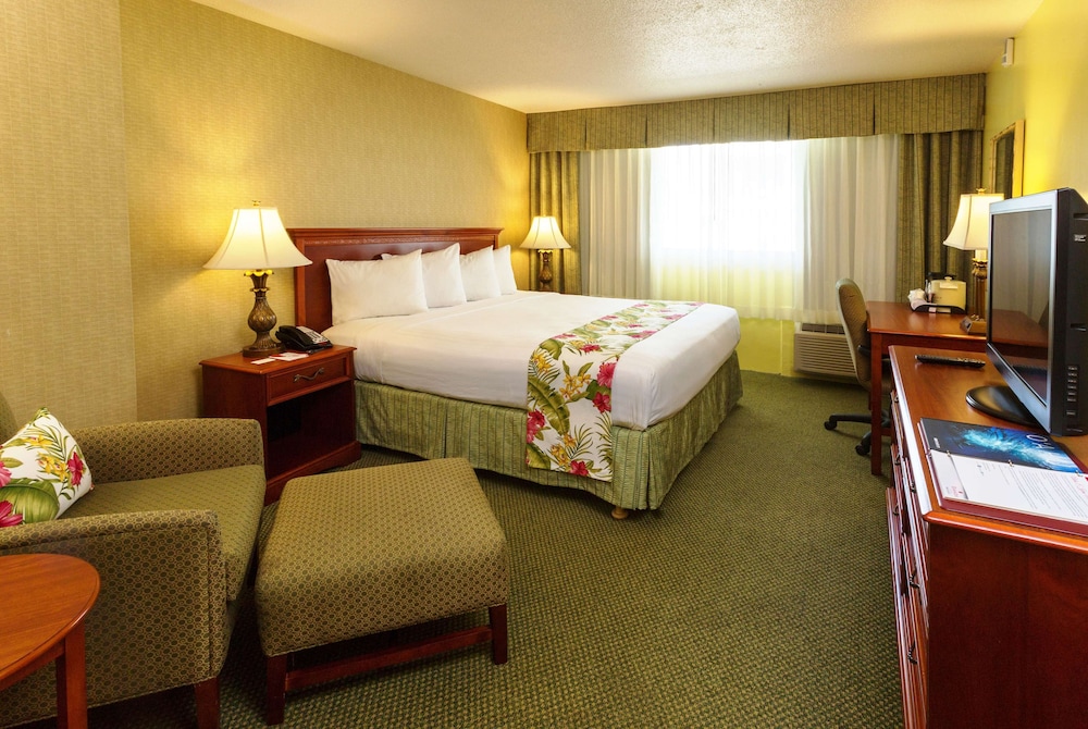 Ramada Plaza by Wyndham Waikiki — Hotel rooms in Honolulu, Hawaii