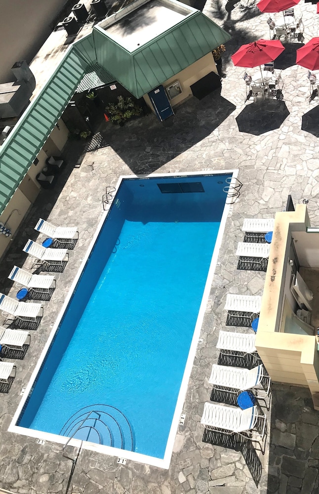 Ramada Plaza by Wyndham Waikiki — Swimming pool in Honolulu, Hawaii