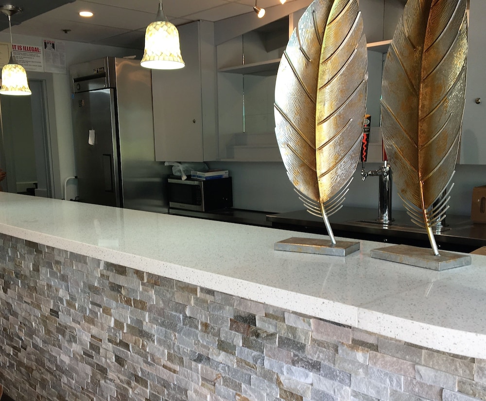 Ramada Plaza by Wyndham Waikiki — Restaurant & bars in Honolulu, Hawaii