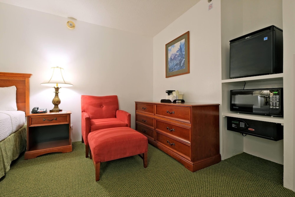 Ramada Plaza by Wyndham Waikiki — Hotel rooms in Honolulu, Hawaii