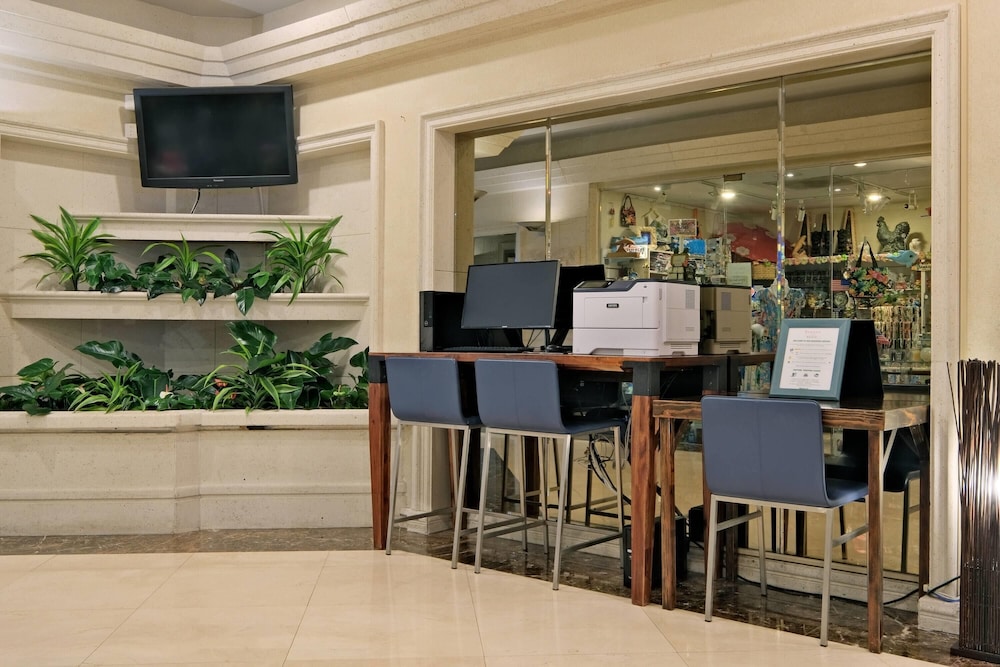 Ramada Plaza by Wyndham Waikiki — Hotel building in Honolulu, Hawaii