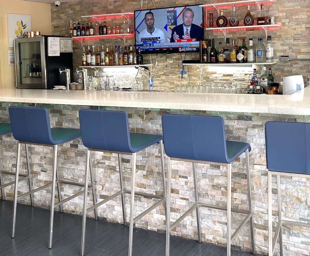 Ramada Plaza by Wyndham Waikiki — Restaurant & bars in Honolulu, Hawaii
