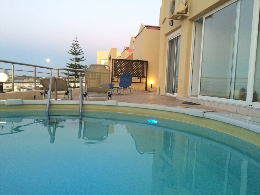 Blue Villas — Swimming pool in Chania