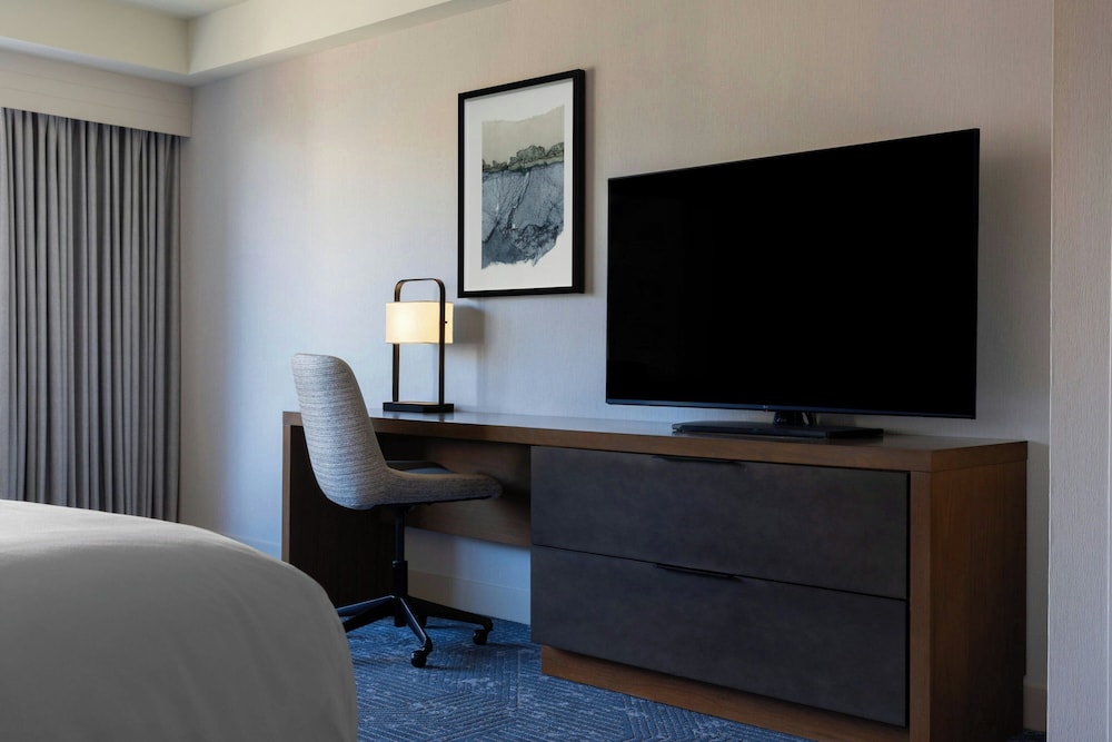 Renaissance® Boston Seaport District — Hotel rooms in Boston, Massachusetts