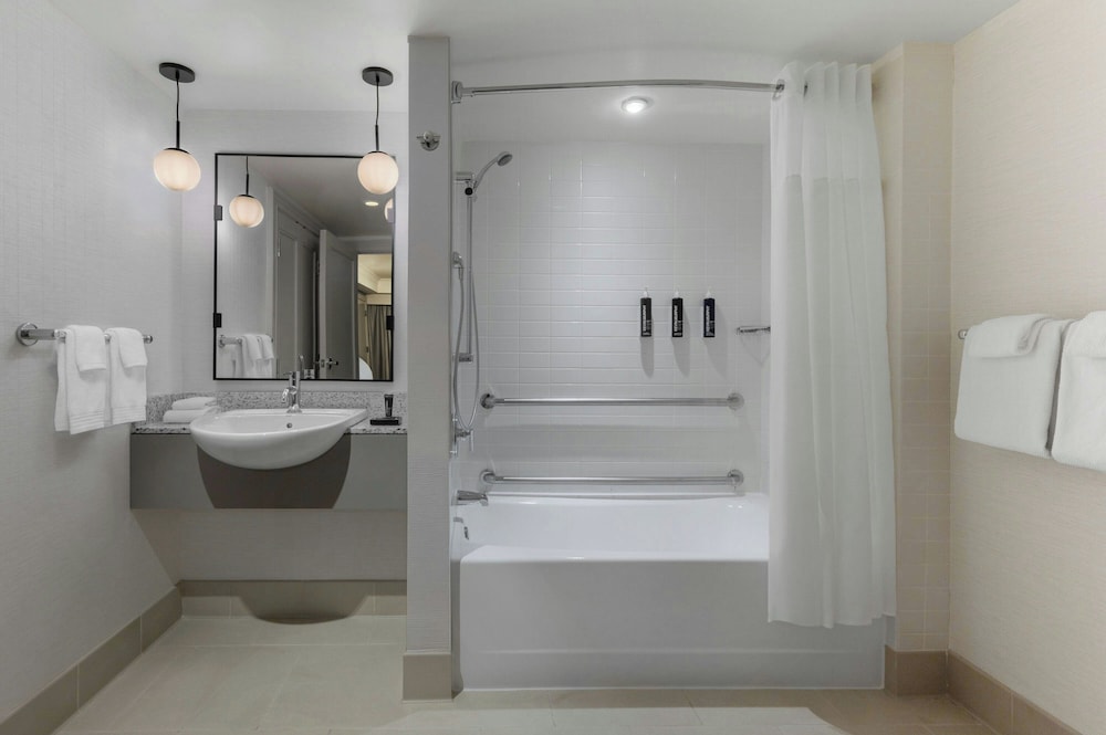 Renaissance® Boston Seaport District — Hotel rooms in Boston, Massachusetts