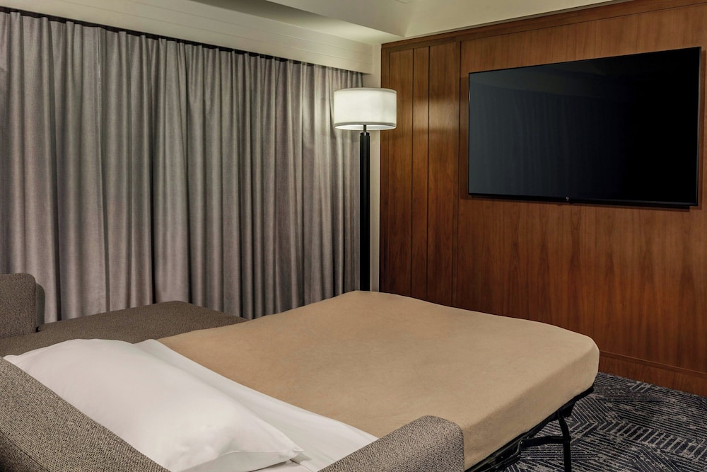 Renaissance® Boston Seaport District — Hotel rooms in Boston, Massachusetts
