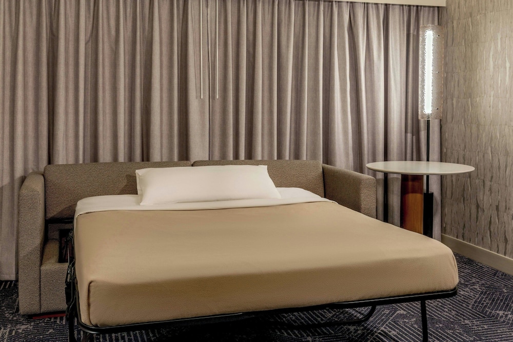 Renaissance® Boston Seaport District — Hotel rooms in Boston, Massachusetts