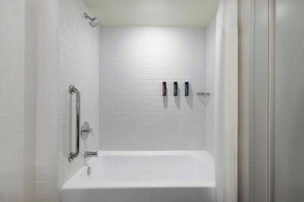 Renaissance® Boston Seaport District — Hotel rooms in Boston, Massachusetts