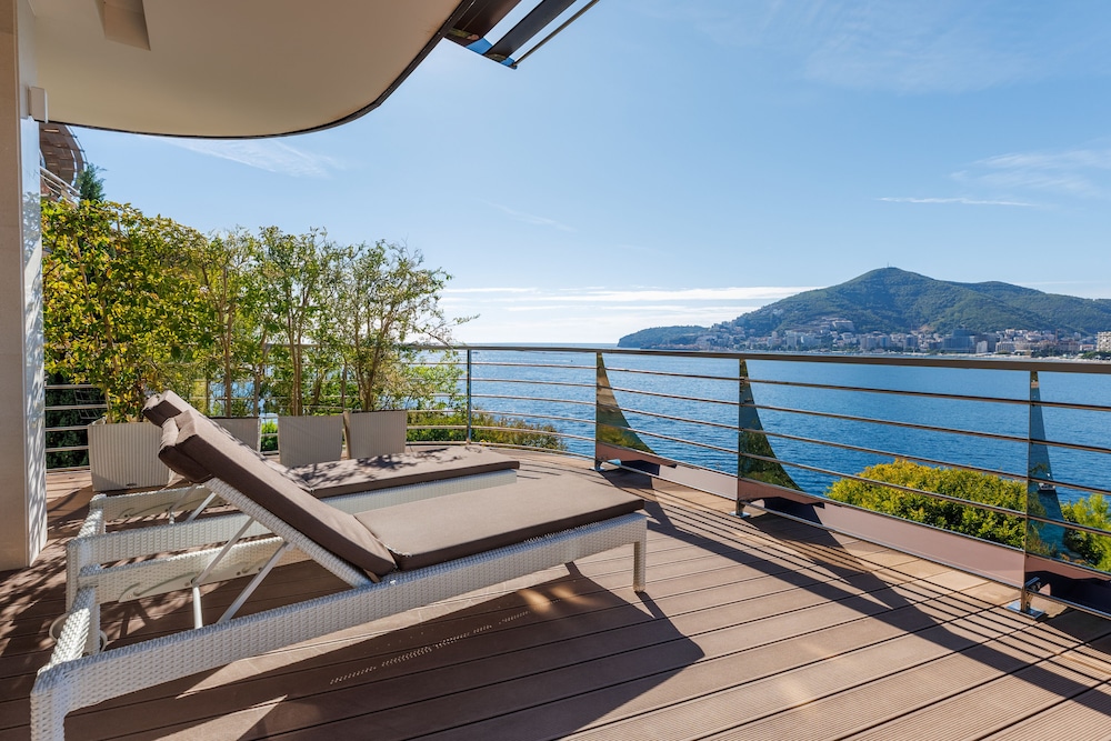 Dukley Hotel & Resort — Hotel building in Budva, Budva Municipality