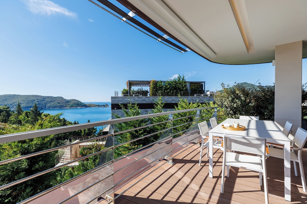 Dukley Hotel & Resort — Hotel building in Budva, Budva Municipality