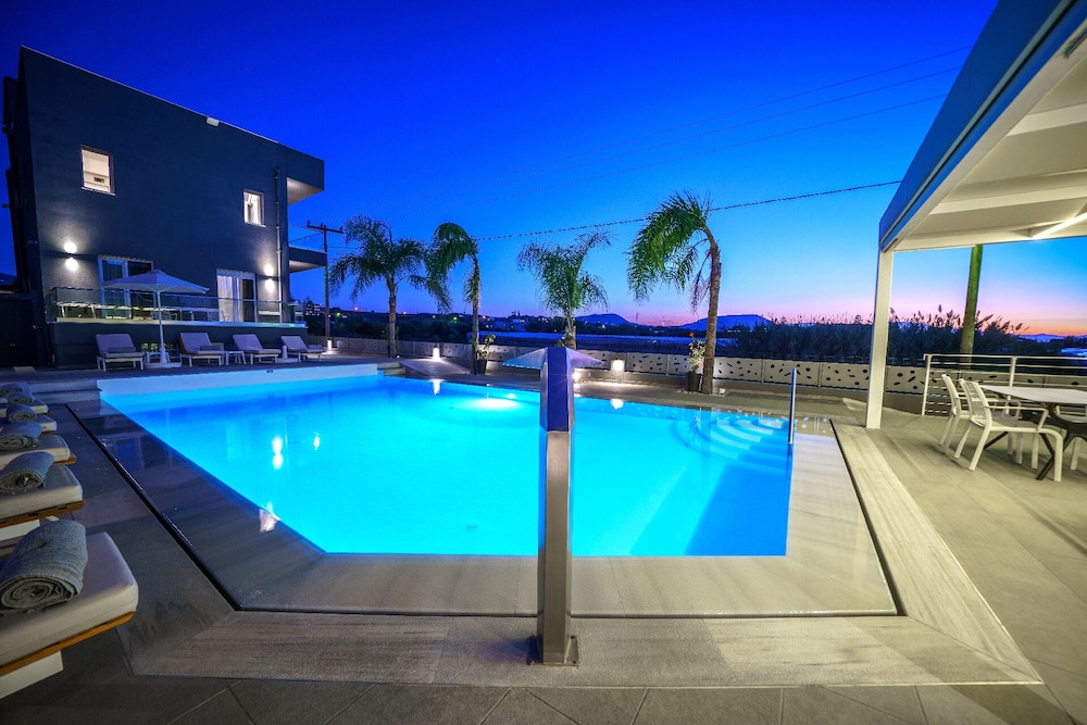 Elysian Suites — Swimming pool in Hersonissos