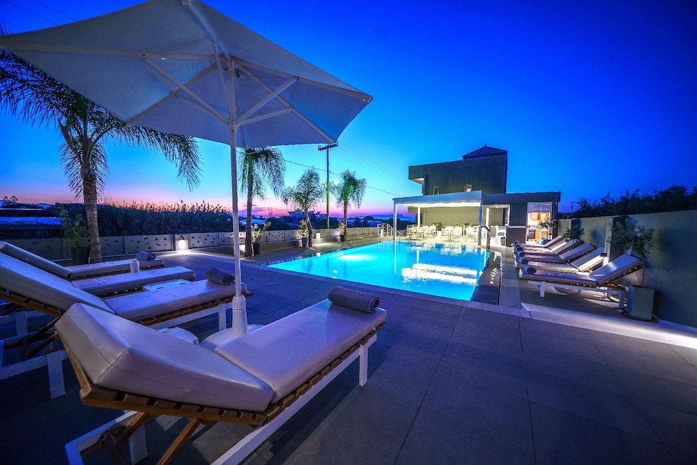 Elysian Suites — Swimming pool in Hersonissos