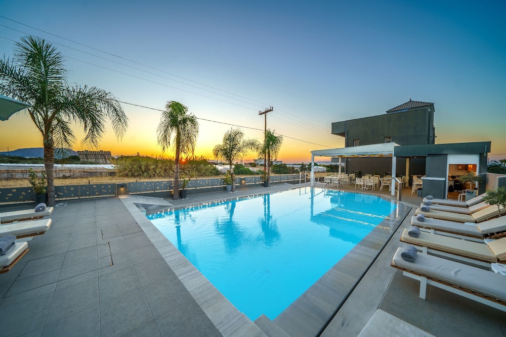 Elysian Suites — Swimming pool in Hersonissos