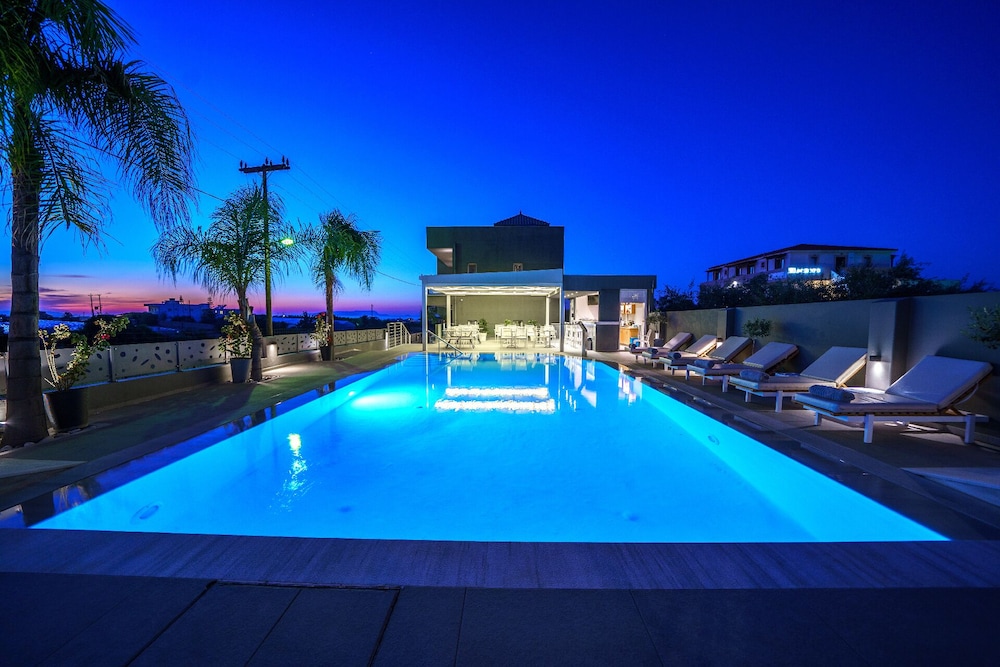 Elysian Suites — Swimming pool in Hersonissos