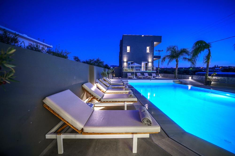 Elysian Suites — Swimming pool in Hersonissos