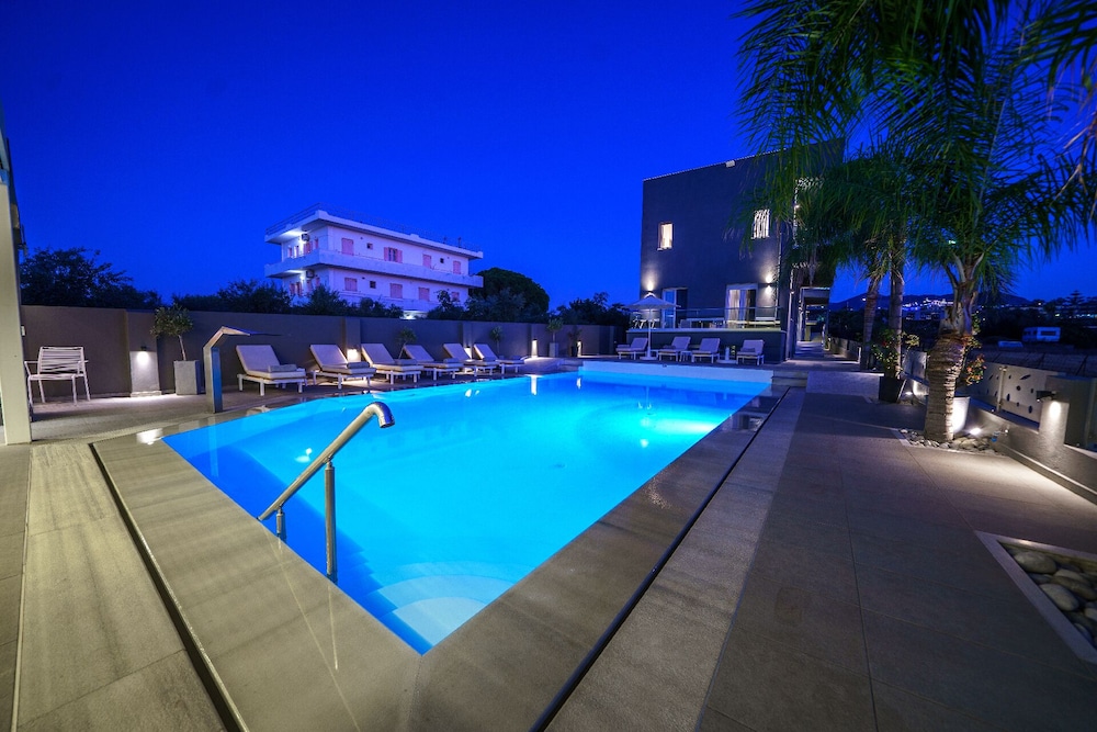 Elysian Suites — Swimming pool in Hersonissos