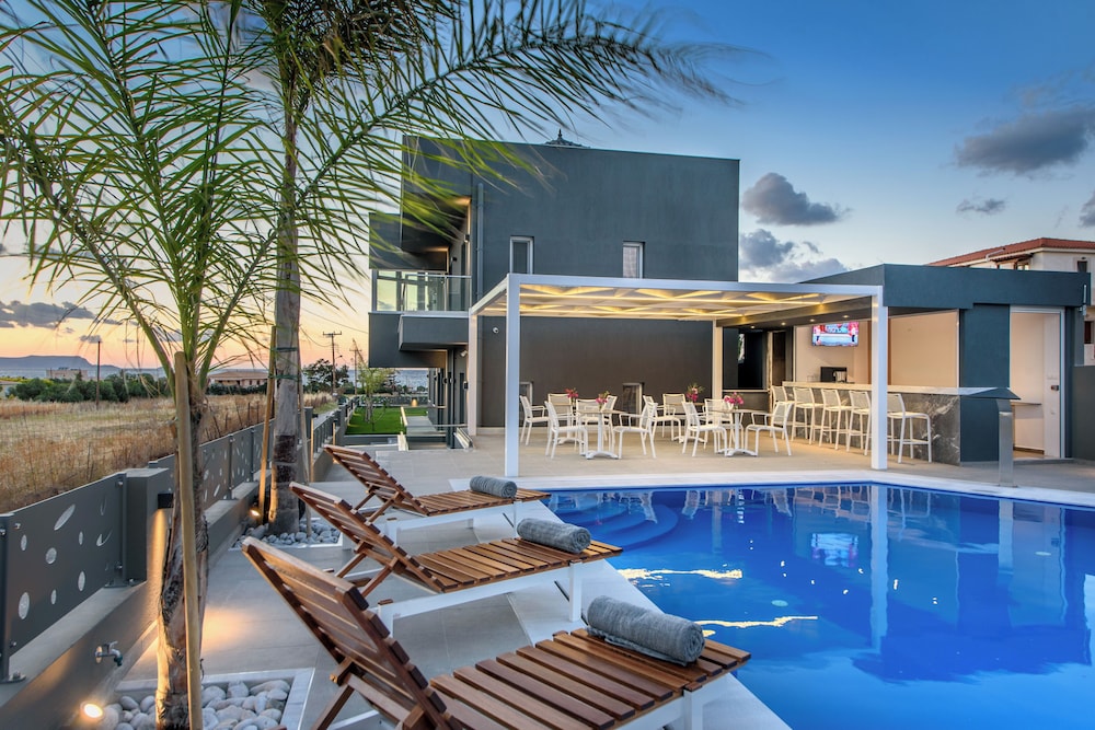 Elysian Suites — Swimming pool in Hersonissos