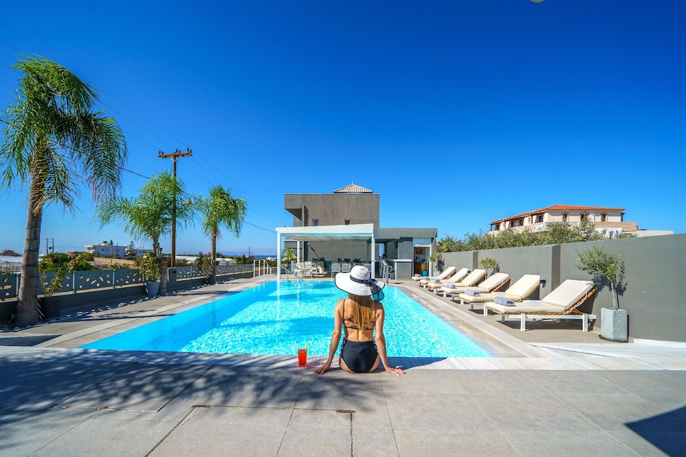 Elysian Suites — Swimming pool in Hersonissos
