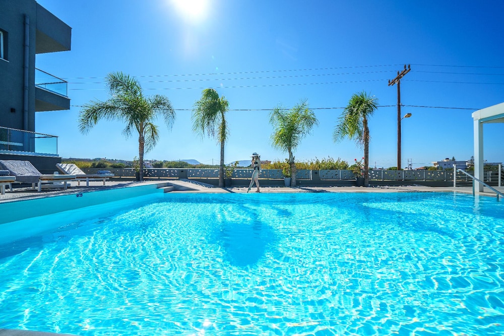 Elysian Suites — Swimming pool in Hersonissos